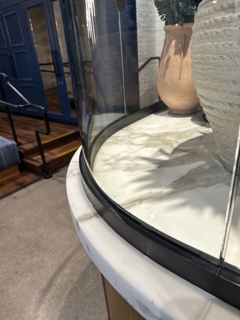 Counter display with custom curved glass for a restaurant