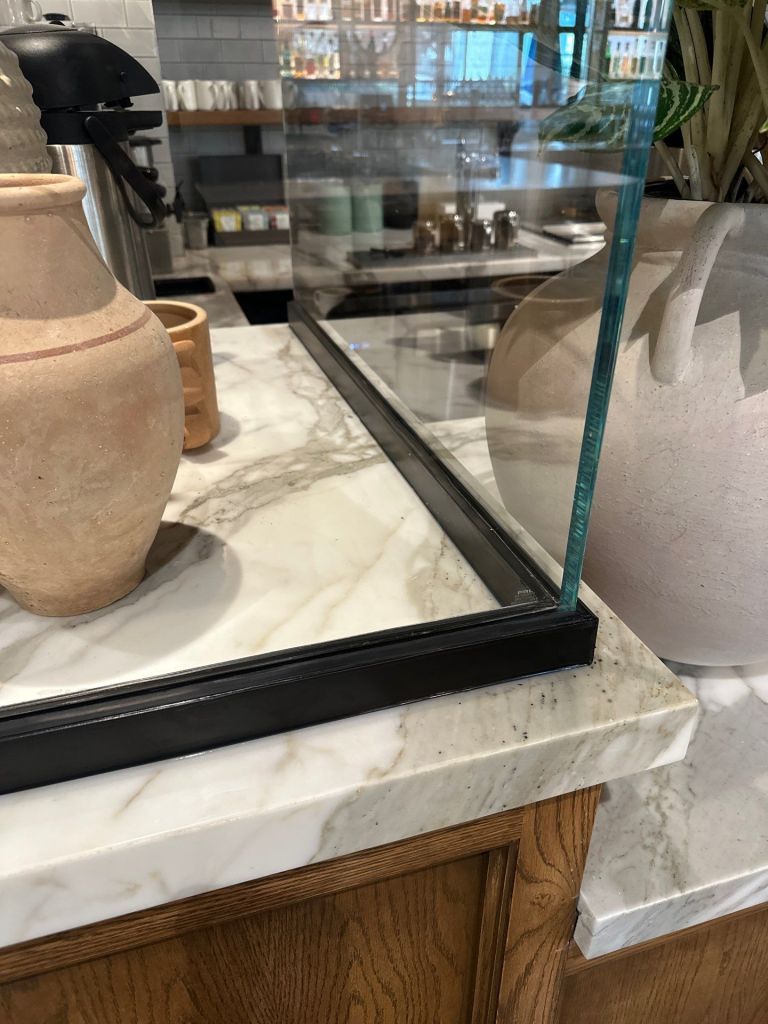 Counter display with custom curved glass for a restaurant